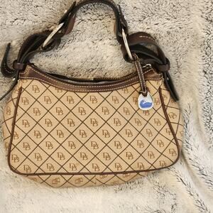 Dooney & Bourke Handbag dust bag included.